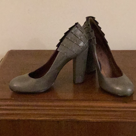 Fabulous high heel shoes.  Worn once. - Picture 4 of 7